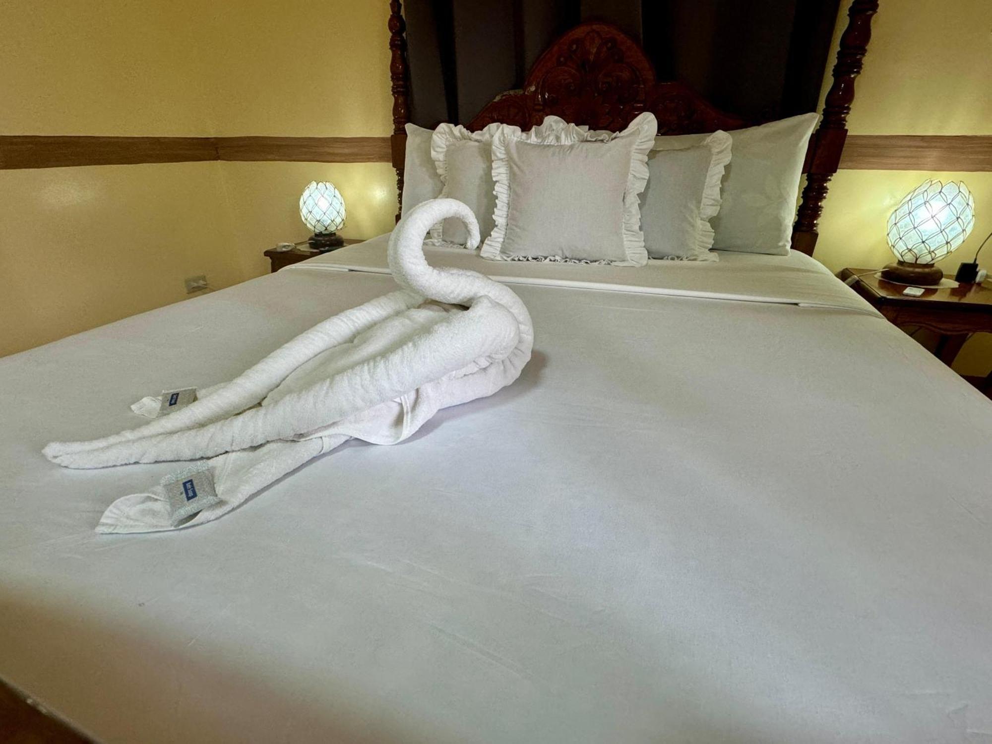 Ocean Breeze Inn Manoc-Manoc Екстериор снимка
